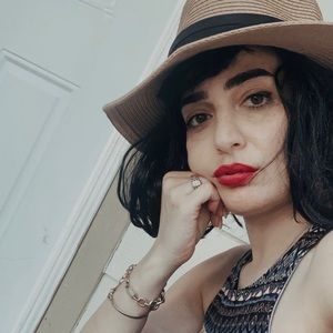 Meet your Posher, Esra